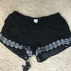Glow bohemian black maternity shorts size small